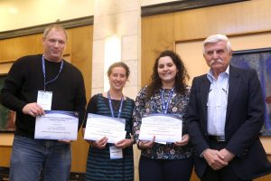ליאור הוכשטיין ואורטל כהן, נציגות הקבוצה, יחד עם עודד נווה, מקבלים את הפרס ע"ש שלומית גליא בתחרות פרויקטי הסטודנטים